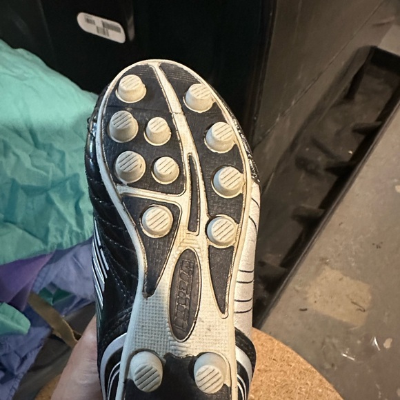 Only used a handful of times kids soccer cleats - Picture 3 of 6